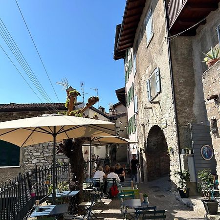 Studios Al Castello Dei Limoni Лимоне сул Гарда Екстериор снимка